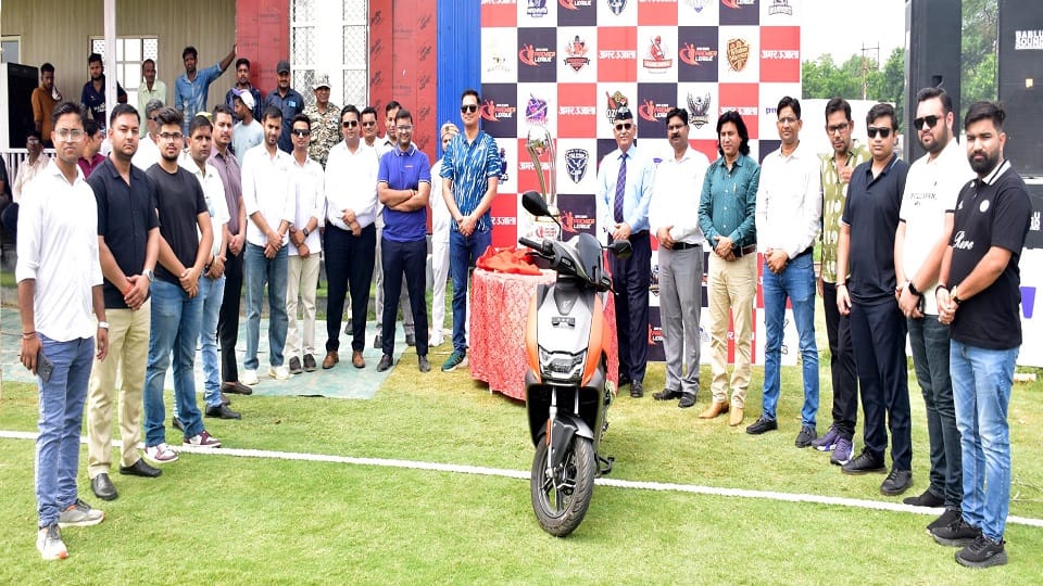 आगरा रोड स्थित प्रशांत स्पोर्ट्स काॅप्लेक्स मडराक में अमर उजाला प्रीमियर लीग में क्रिकेट मैच में ट्रॉफी का आनवरण करते महापौर प्रशांत सिंघल,नगर आयुक्त प्रेम प्रकाश मीणा व टीम मालिक
