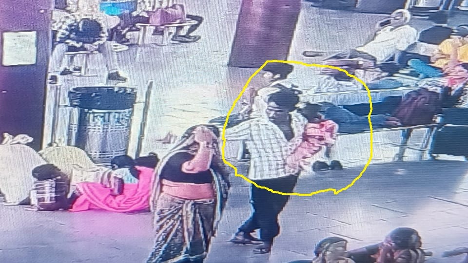 बच्ची को ले जाता बदमाश