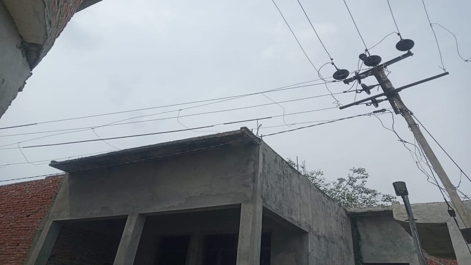छत से गुजरती हाईटेंशन लाइन