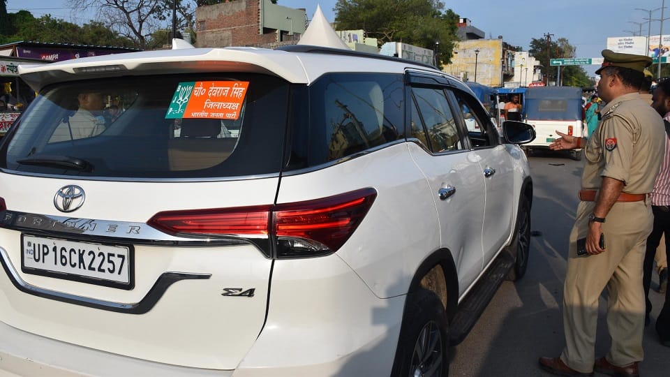 सारसौल चौराहे पर कारों पर लगे काली फिल्म व हूटर को लेकर पुलिस के चैकिंग के दौरान पुलिस द्वारा रूखवाई गई पूर्व जिला अध्यक्ष देवराज सिंह की कार पर लिखा था भाजपा जिला अध्यक्ष देवराज सिंह तो पुलिस ने बेटे से कहॉ इस पर पूर्व तो लिख लो