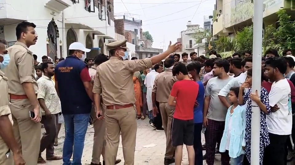 जामलपुर नाले में शव मिलने के बाद लगी लोगो की भीड़ को हटाते पुलिसकर्मी