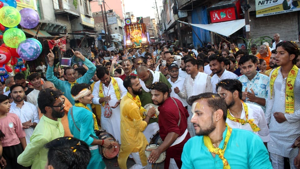 कमला बाजार बड़ी कोठी स्थित बिहारीजी मंदिर से निकाली गई जगन्नाथ महाराज की रथयात्रा