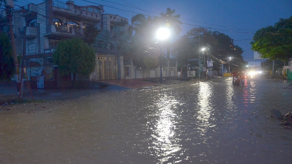 मैरिस रोड पूर्व मुख्यमंत्री स्वर्गीय कल्याण सिंह आवास के बाहर भरे पानी में होकर गुजरते वाहन सवार