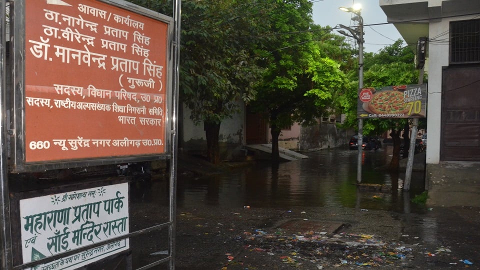 सुरेंद्र नगर एमएलसी डॉ. मानवेंद्र प्रताप के आवास गली में बारिश के बाद भरा पानी।