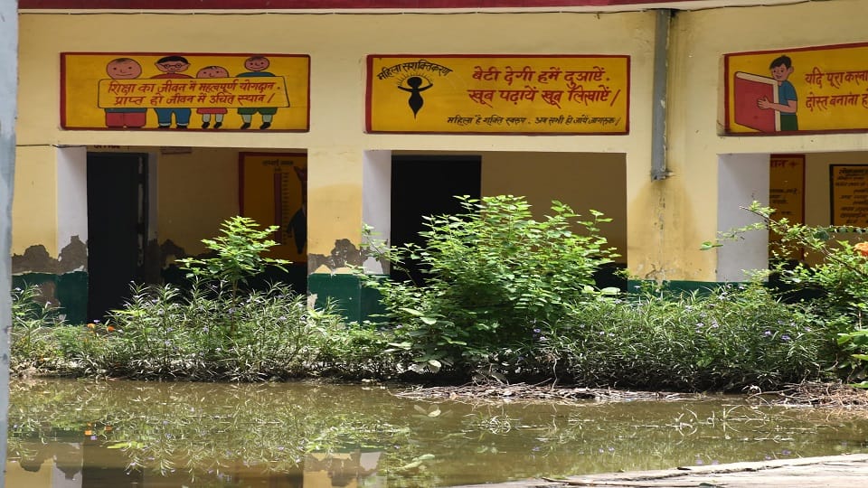 धनीपुर प्राथमिक विद्यालय के पास हुआ जलभराव