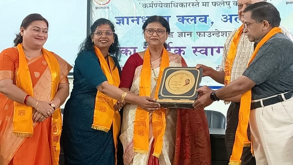 टीकाराम डिग्री कॉलेज मेंं प्रो. शर्मिला शर्मा के सेवा निवृत्त होने पर विदाई करते ज्ञानधार क्लब परिवार के पदाधिकारी