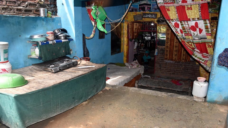 नीचे मकान