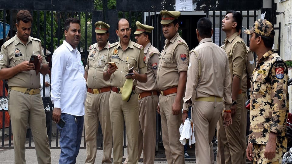 दीवानी परिसर कार्यालय में दि अलीगढ़ बार एसोसिएशन द्वारा बैठक के दौरान हंगामा करते अधिवक्ता की सूचना पर पहुंची पुलिस गेट पर मौजूद