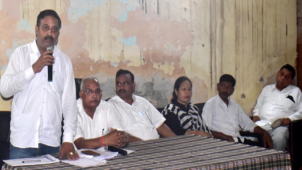दीवानी परिसर कार्यालय में दि अलीगढ़ बार एसोसिएशन द्वारा बैठक को संबोधित करते महासचिव दीपक बंसल,अध्यक्ष व अन्य पदाधिकारी