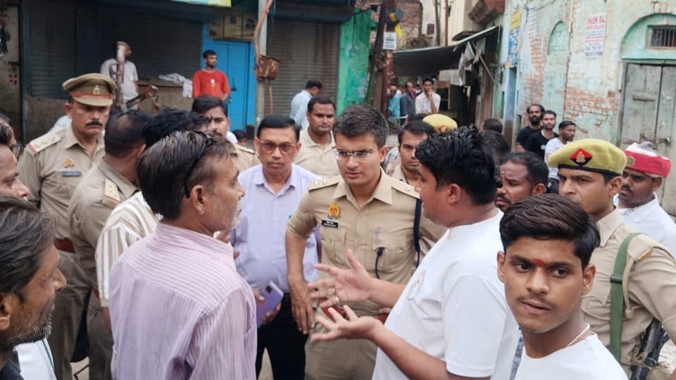 हाथी पुल बनिया पाड़ा में हुई मारपीट के बाद घटना स्थल पर जानकारी करते एएसपी मयंक पाठक