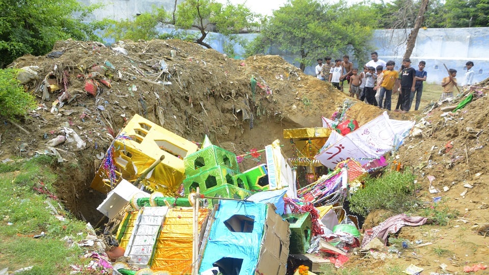 करबला में 10 मुहर्रम पर दफन ताजिये