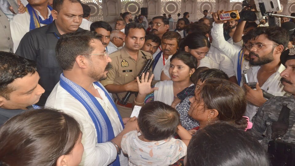 आईटीआई रोड स्थित एक गेस्ट हाउस में आजाद समाज पार्टी द्वारा प्रबुद्ध वर्ग मंडलीय सम्मेलन में नगीना सांसद चंद्र शेखर आजाद महिलाओं की समस्या को सुनते 