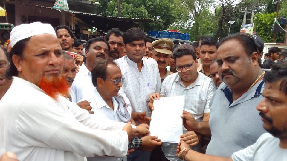 गंगीरी को तहसील बनाने के लिये मुख्यमंत्री के नाम नायब तहसीलदार मंयक गोयल को ज्ञापन देते हुऐ कस्बा वाले