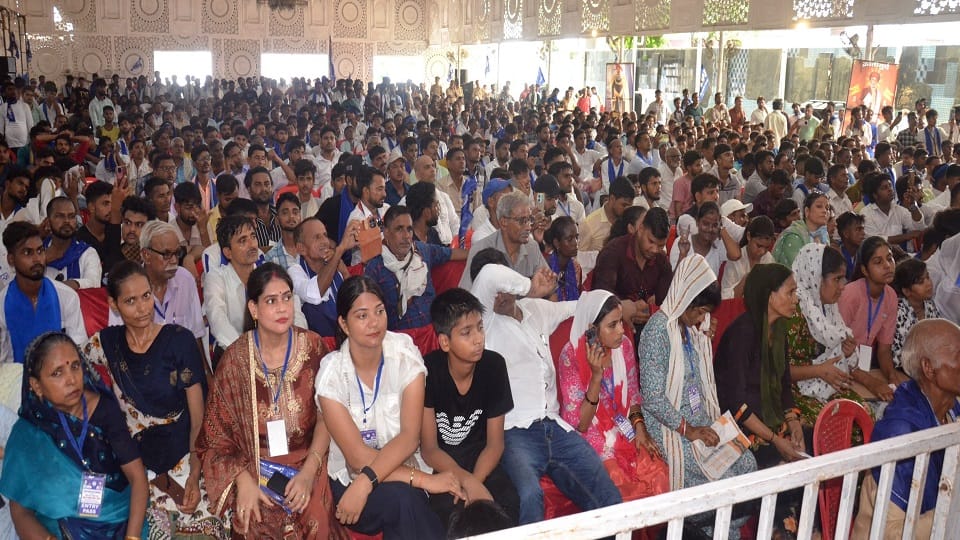 सम्मेलन में जनता व पदाधिकारी