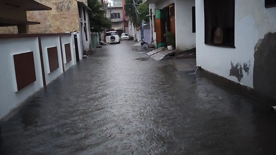 बारिश का पानी सरोज नगर में 