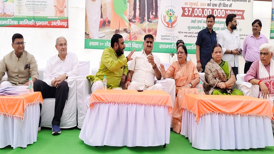 कार्यक्रम में मंचासीन प्रशांत सिंघल, तारिक मंसूर, मानवेंद्र प्रताप सिंह, सतीश गौतम, मंत्री बेबी रानी मौर्य, विजय सिंह व ऋषिपाल सिंह