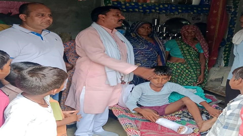 छत गिरने से घायल छात्र