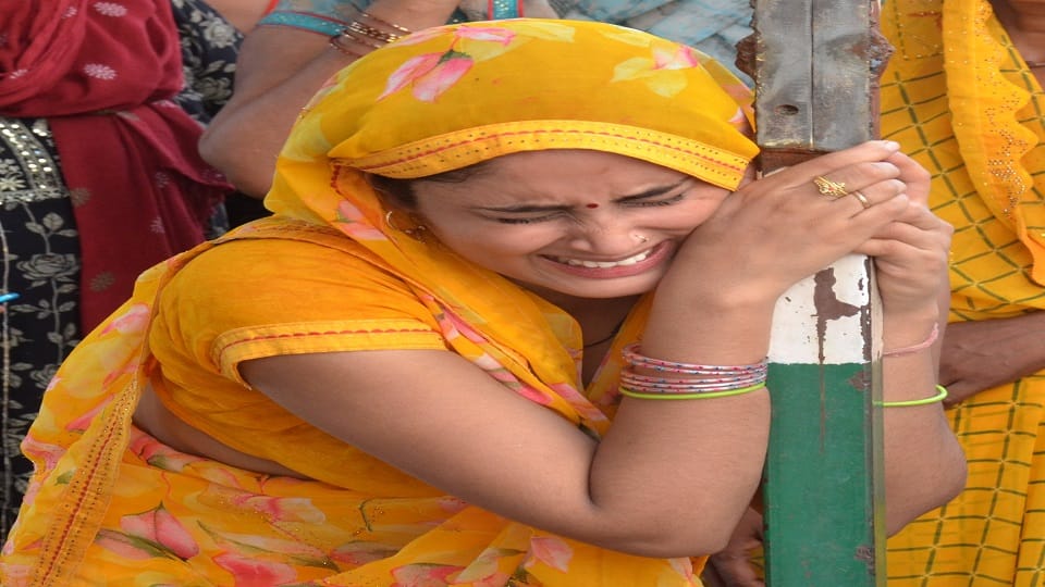 पत्नी विलाप करते हुए