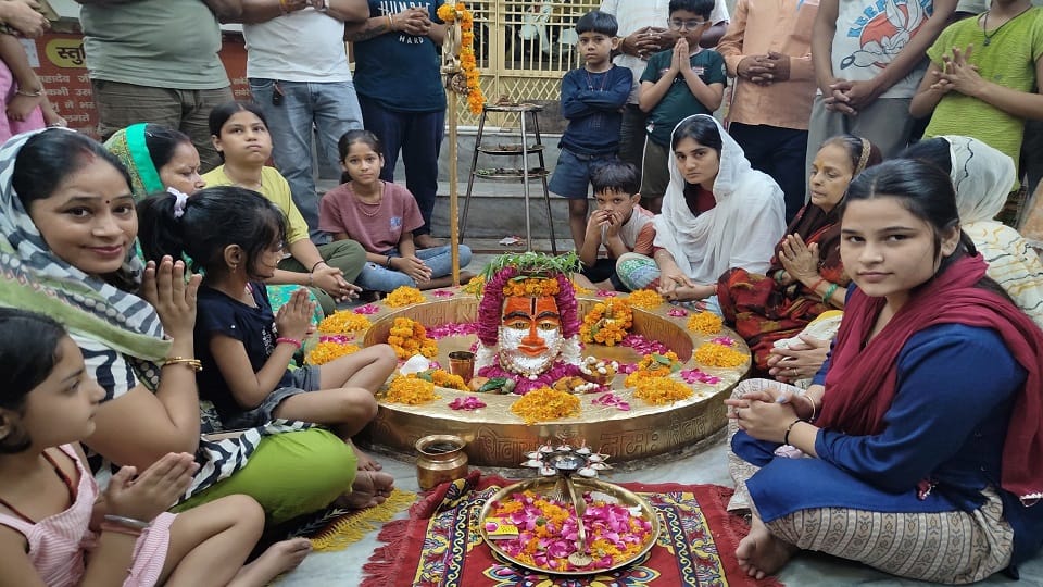 जयगंज मंगलेश्वर महादेव मंदिर में सावन के सोमवार को किया गया बजरंग बली का श्रृंगार दर्शन करते श्रद्धालु