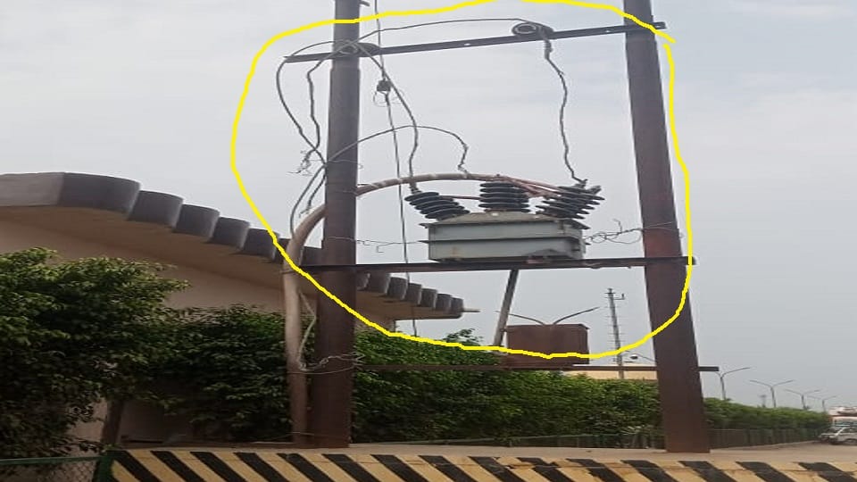 फैक्टरी के बिजली विभाग ने काटे कनेक्शन (तार