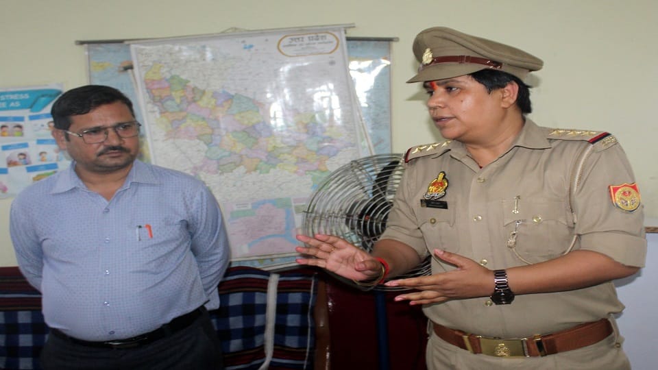 अलीगढ़ रोड स्थित ब्राइट कैरियर पब्लिक स्कूल में अमर उजाला फाउण्डेशन द्वारा  आयोजित पुलिस की पाठशाला में  मौजूद छात्राओं को साइबर सुरक्षा के बारे में जानकारी देती साइबर  सेल प्रभारी विपिन चौधरी