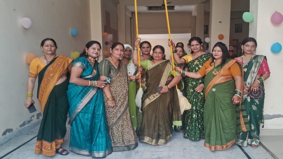 जाट भवन में जांबाज पूर्व सैनिक सेवा समिति द्वारा हरियाली तीज पर झूला झूलती महिलाएं