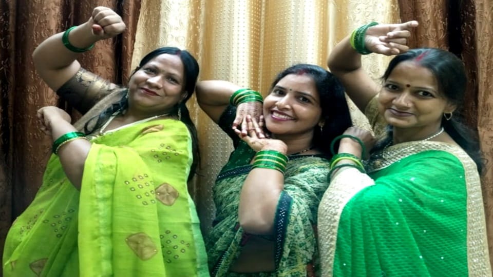 नौरंगाबाद स्थित एक रेस्टोरेंट में हरियाली तीज पर किटी पार्टी में उपस्थित ममता शर्मा, बिंदू बाला शर्मा, तनुजा शर्मा