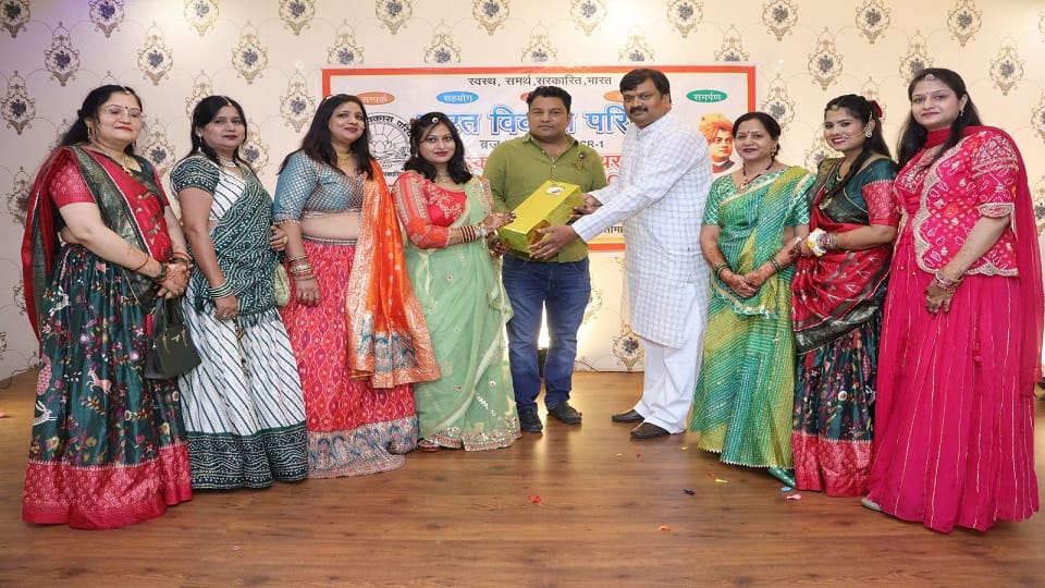 भारत विकास परिषद की संस्कार शाखा की ओर से आयोजित कार्यक्रम में तीज कपल को सम्मानित करते अतिथि