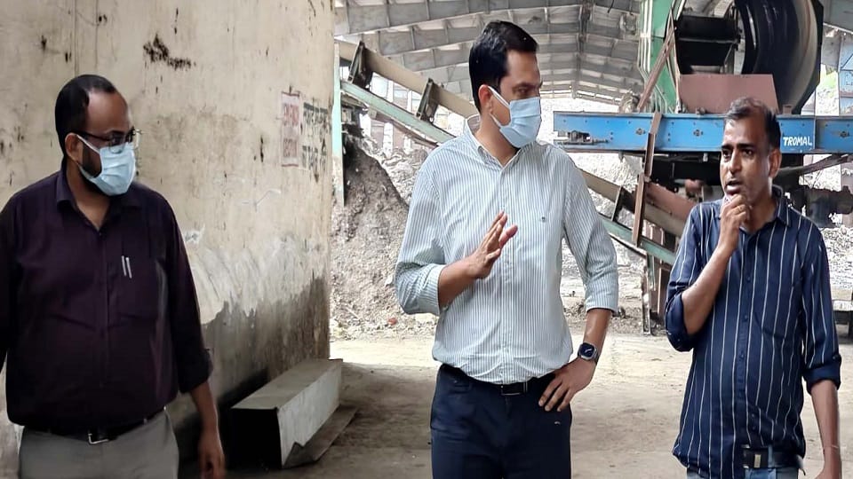 एटूजेड प्लांट का निरीक्षण करते नगर आयुक्त प्रेम प्रकाश मीणा