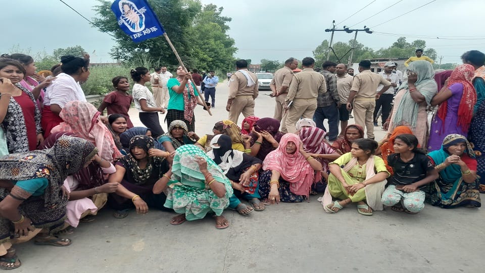 शाहगढ़ में रोड़ जाम के दौरान सड़क पर बैठीं महिलाएं