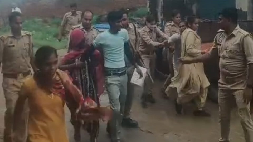 गांव शाहगढ़ में गिरफ्तार के दौरान आरोपियों में मची भगदड़