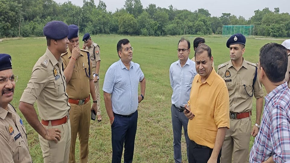 निरीक्षण करते अलीगढ़ डीएम, एसएसपी और अन्य अधिकारी