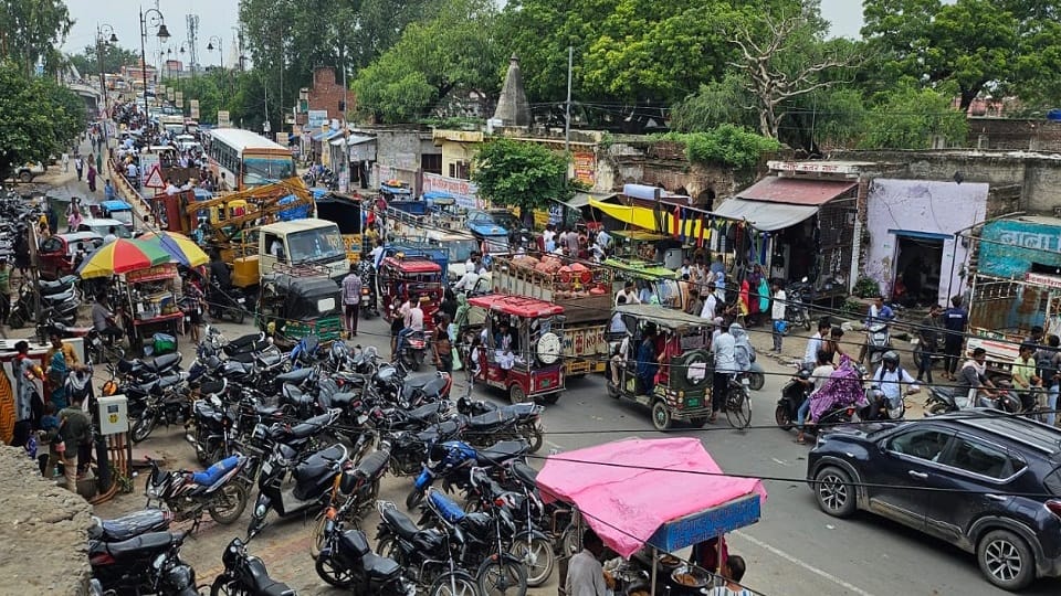 श्रीनगर नई बस्ती में जलभराव की समस्या को लेकर अलीगढ़ रोड ओवरब्रिज पर लगाए गए जाम में फंसे वाहन