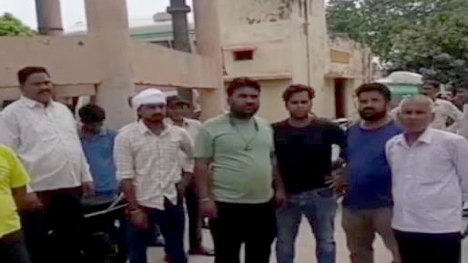पोस्टमार्टम पर परिजन