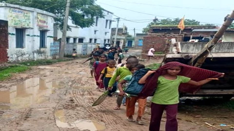 कीचड़ से निकलते बच्चे