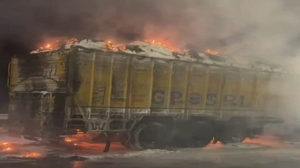 ट्रक में लगी आग