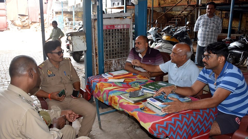 जानकारी करती पुलिस