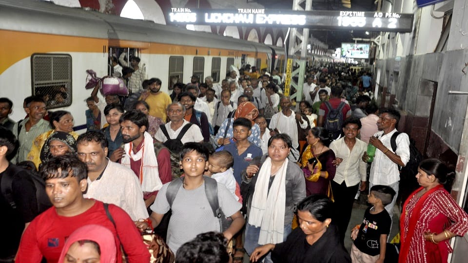 स्टेशन पर भीड़्र