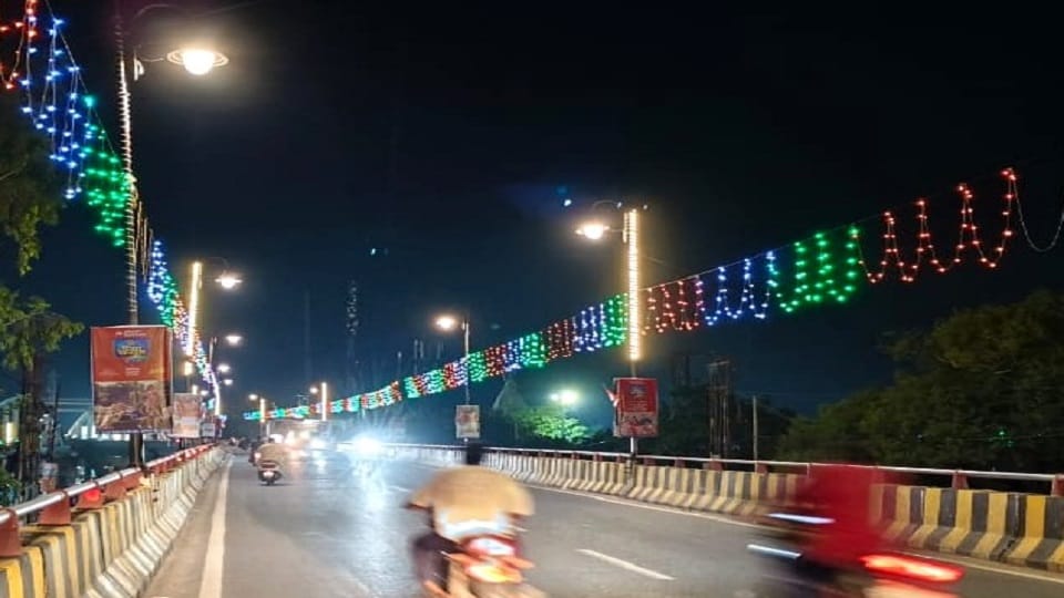 लाइटों से जगमगाता ओवरब्रिज