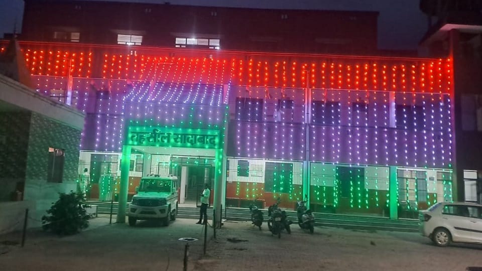 स्वतंत्रता दिवस की पूर्व संध्या पर रंग-बिरंगी झालरों से जगमगाता सादाबाद तहसील का भवन