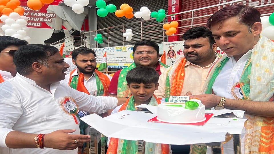 केक काटते संपादक पुनीत शर्मा