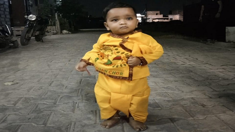 नन्हा माधव कृष्णा के रूप में 