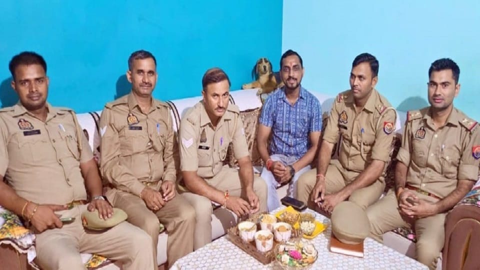 गाजियाबाद से एएमयू में हनुमान चालीसा पढ़ने के लिए आ रहे हिंदू रक्षा दल के प्रदेश संयोजक गौरव सिसोदिया को मंगलवार को उनके गाजियाबाद स्थित आवास पर नजरबंद 
