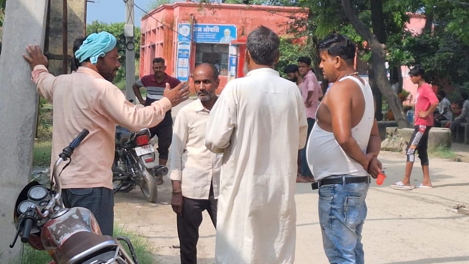 सिकंदराराऊ के सामुदायक स्वास्थ केंद्र पर भीकम पाल के परिजन