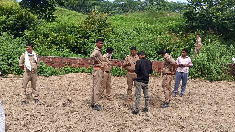 घटनास्थल पर पहुंचे पुलिस कर्मी