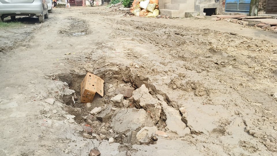 मयूर विहार कॉलोनी की गली में गड्ढे