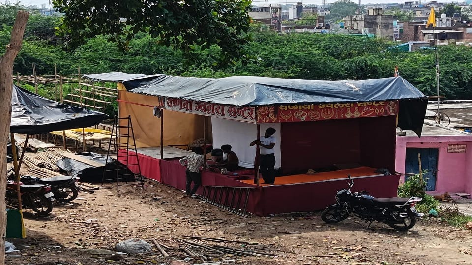 दुकान लगते हुए