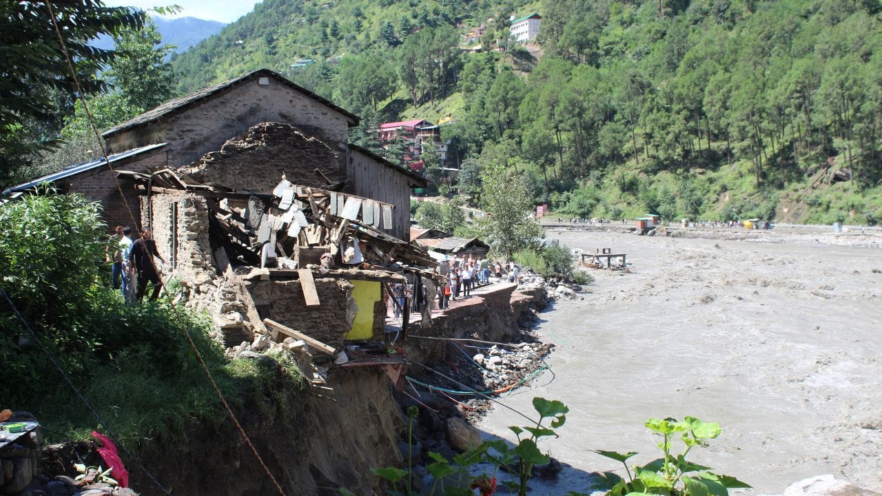 Himachal Weather :हिमाचल में इस मानसून सीजन में 42 जगह फटे बादल, 2623 ...