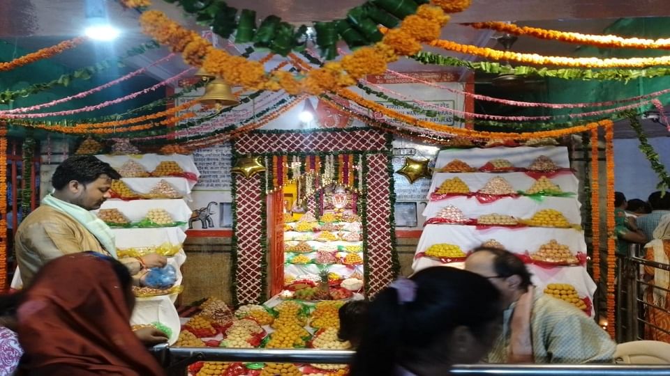 शहर के तरफरा रोड स्थित गणेश मंदिर पर लगाया गए 56 प्रकार के लड्डूओं का भोग