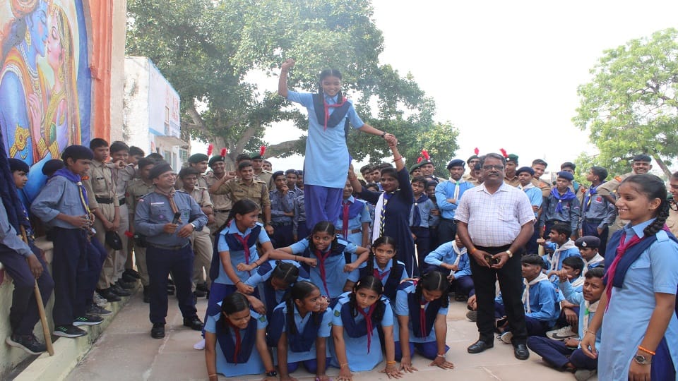 गणेश चौथ पर रैली निकालने के बाद दाऊजी मंदिर प्रांगण में पिरामिड बनातीं स्काउट-गाइड